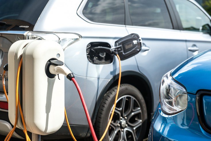 Elektrische auto aan de laadpaal op het terrein